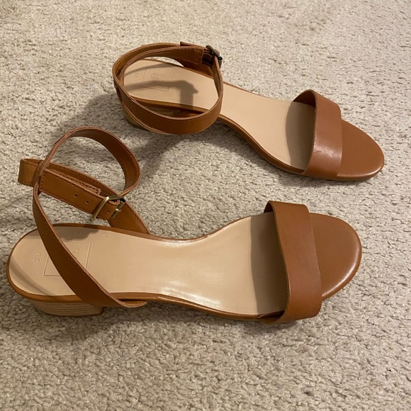 Gap tan low heel sandal - Picture 2 of 4